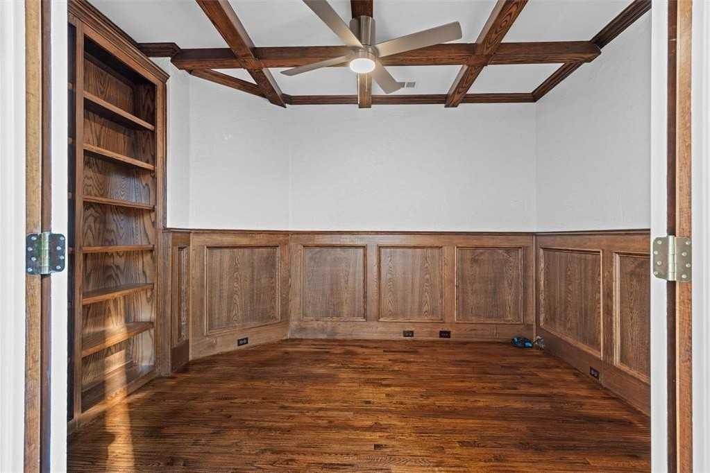 1925 Manor Way Dr - Photo 7 of 40