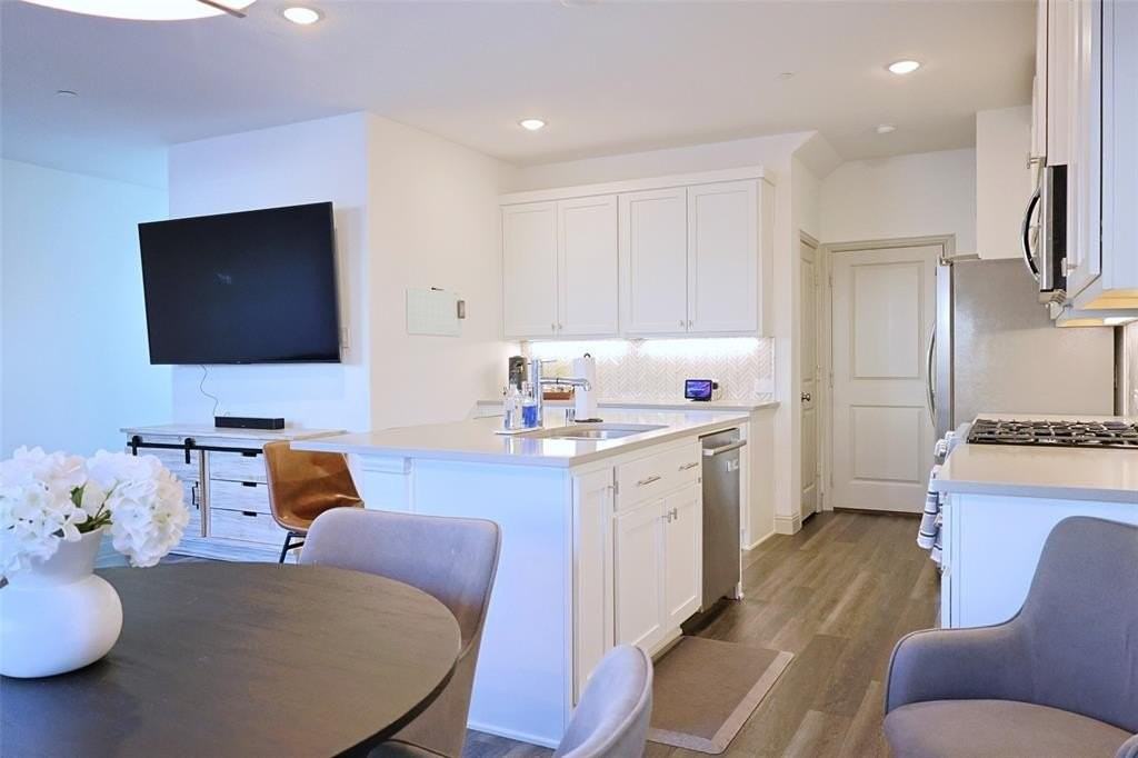 1020 Emil Pl - Photo 5 of 27