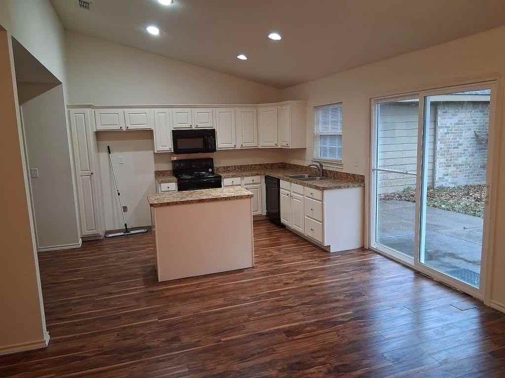 8105 Chesham Dr - Photo 3 of 6