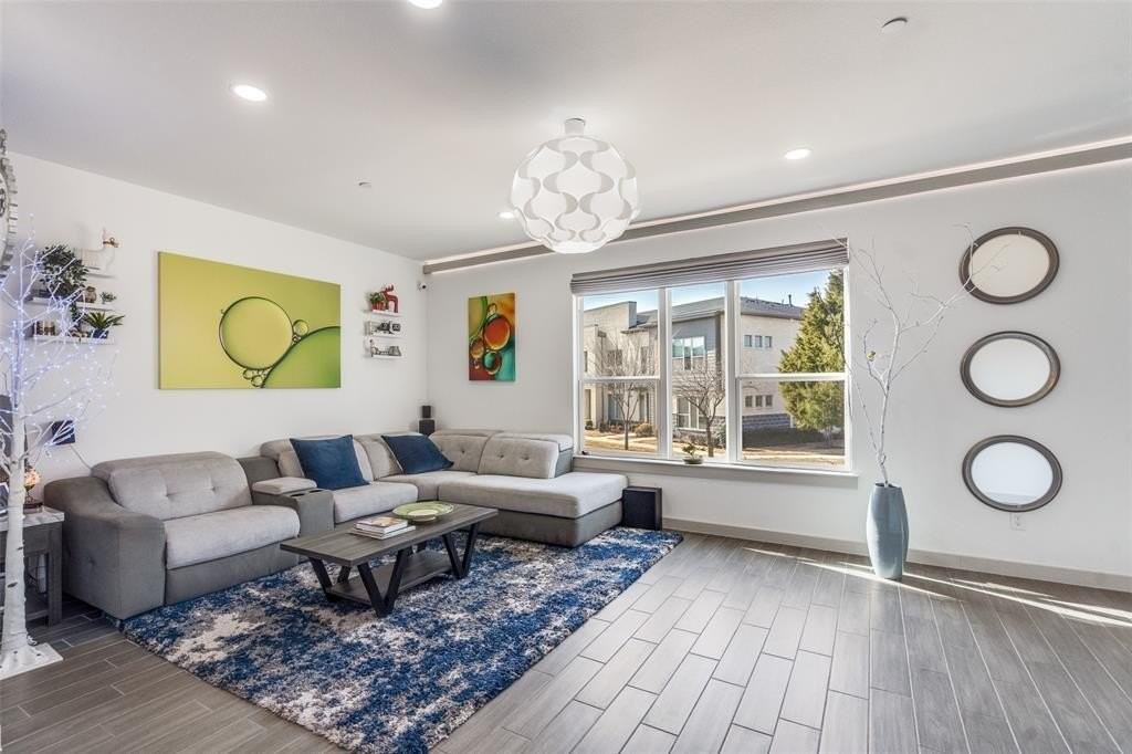 515 Wellborn Dr - Photo 3 of 13