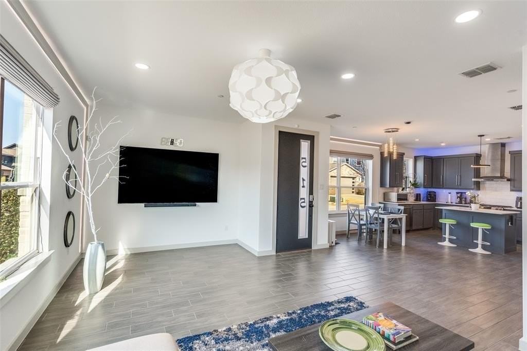 515 Wellborn Dr - Photo 4 of 13