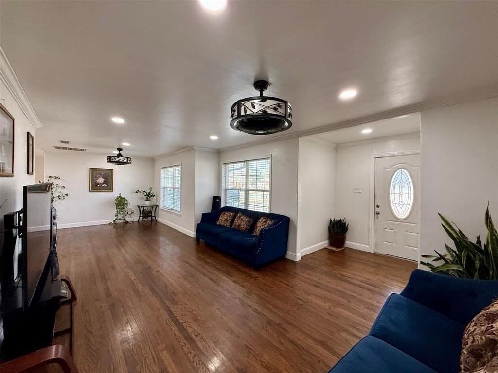 424 Maple St - Photo 3 of 18