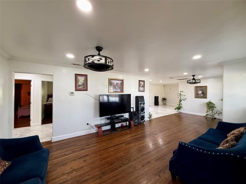 424 Maple St - Photo 4 of 18