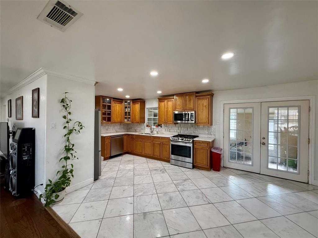 424 Maple St - Photo 6 of 18