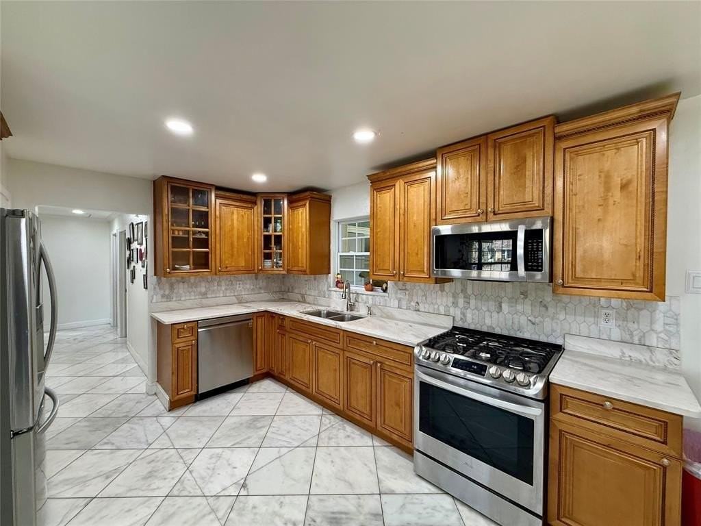 424 Maple St - Photo 7 of 18