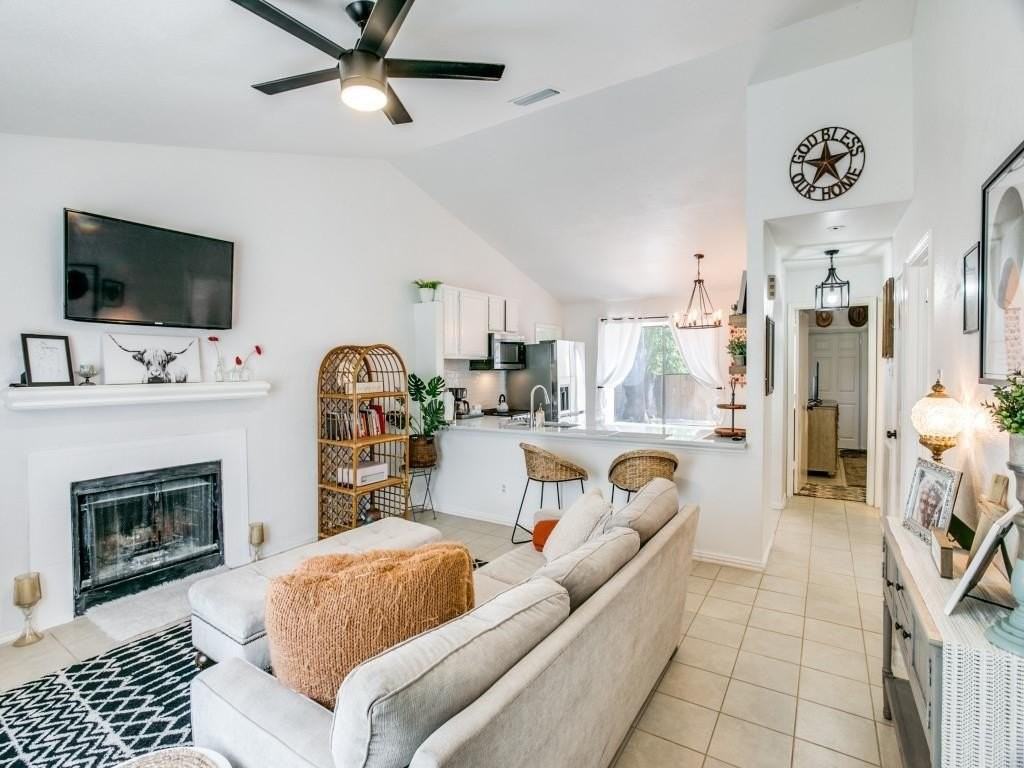 4612 Waterway Dr N - Photo 2 of 11