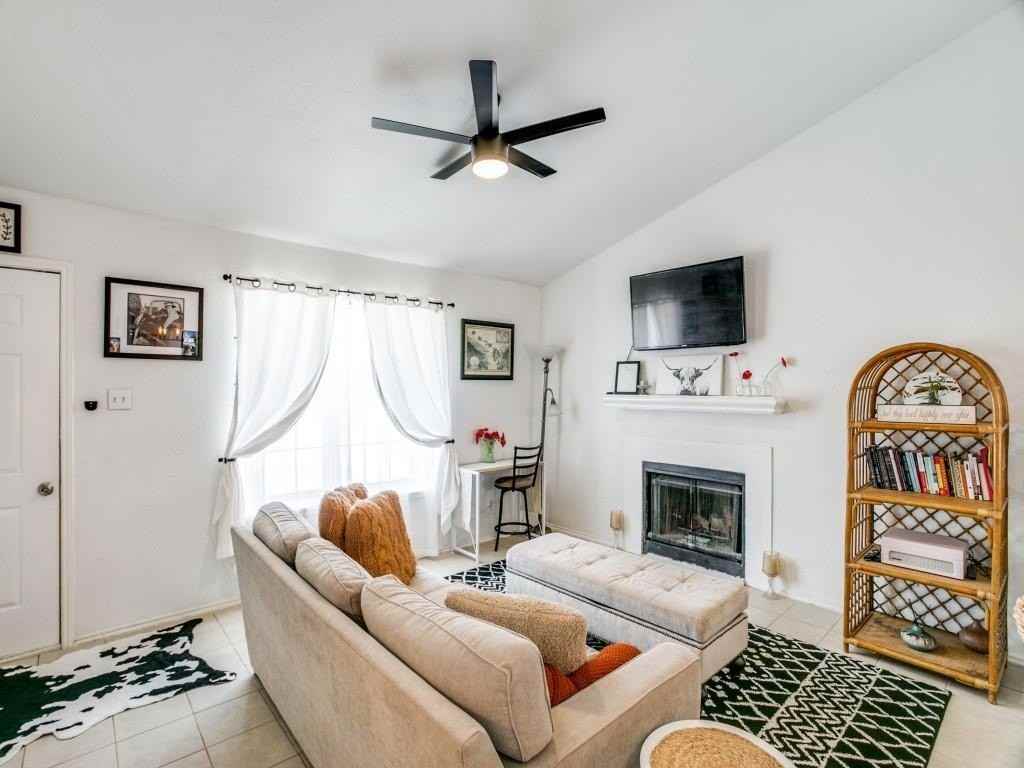 4612 Waterway Dr N - Photo 3 of 11