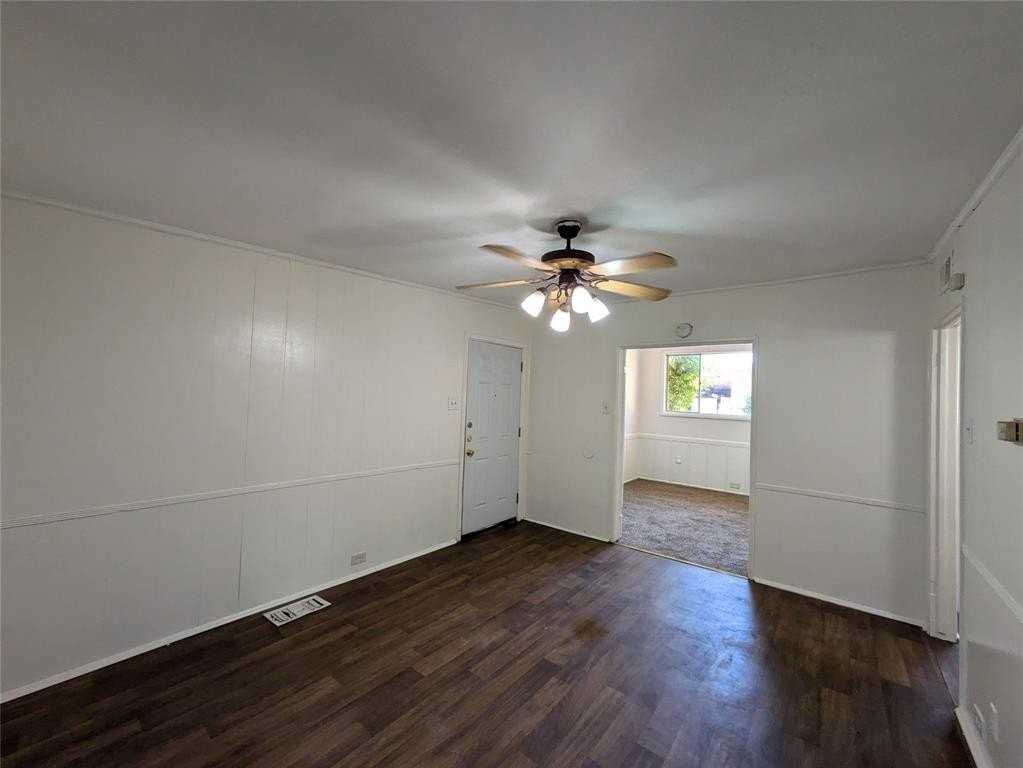 710 N Boulevard Ter - Photo 6 of 21