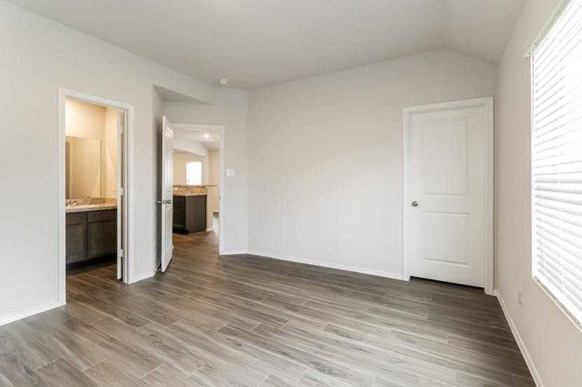 513 Sussex Dr - Photo 7 of 13