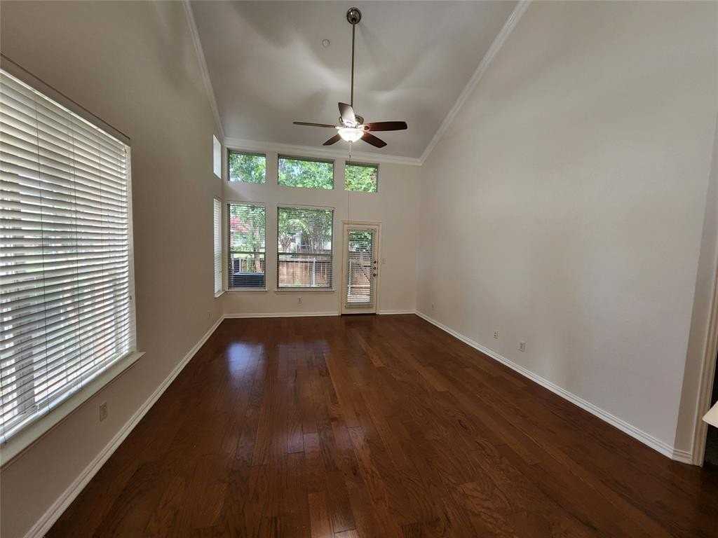 9829 Castlewood Dr - Photo 3 of 14