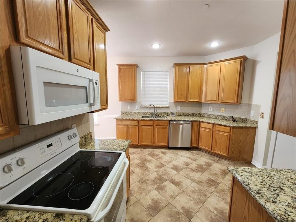 9829 Castlewood Dr - Photo 5 of 14