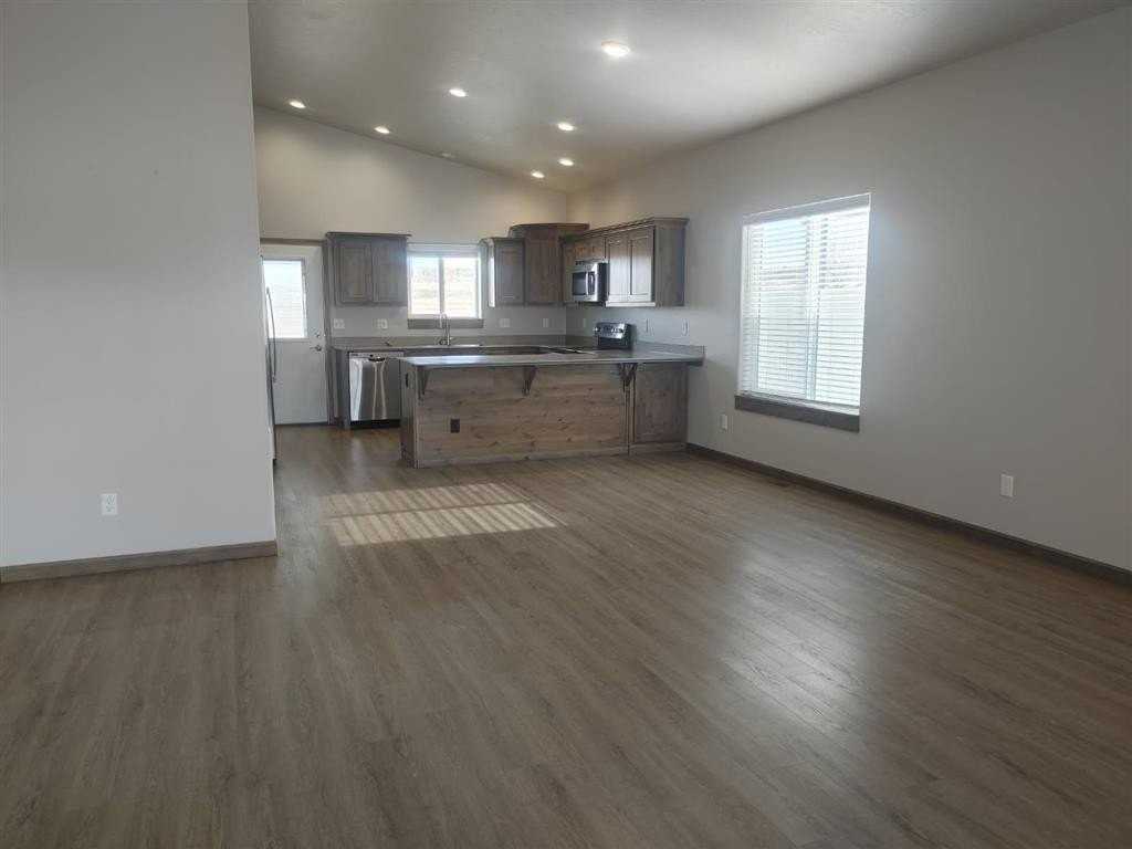 608 38th St - Photo 2 of 14