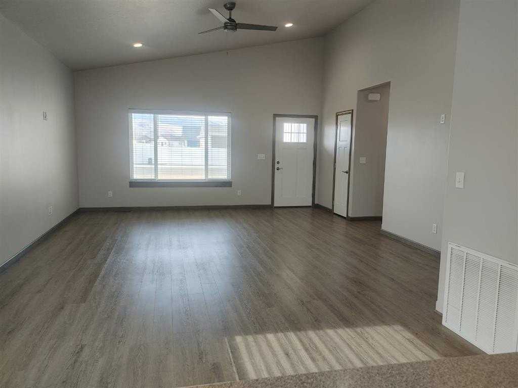 608 38th St - Photo 5 of 14