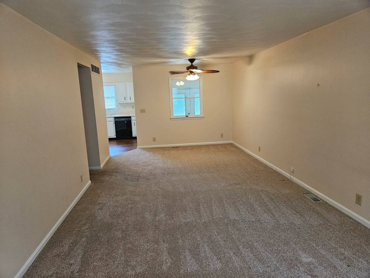 121 E South St - Photo 3 of 7