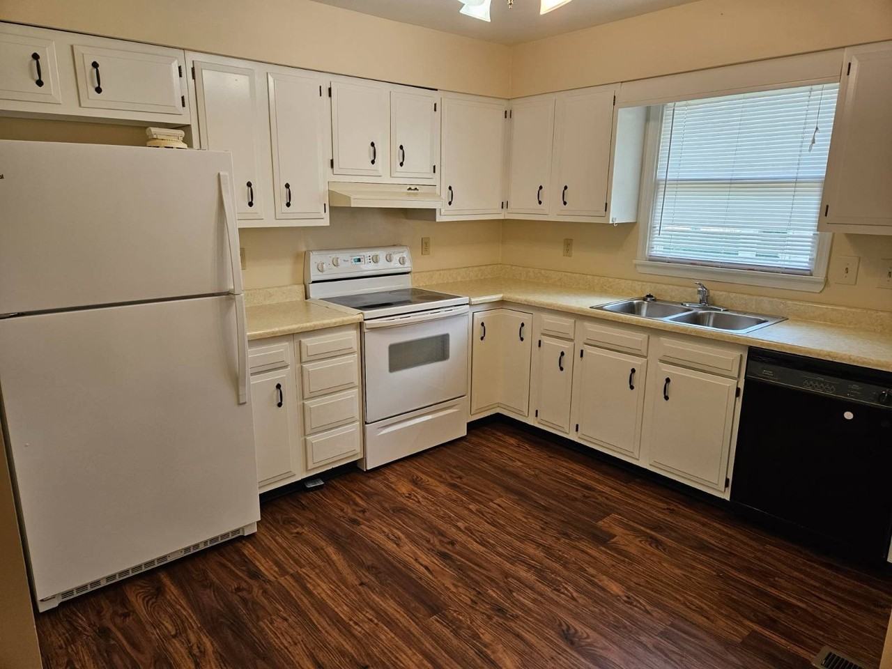 121 E South St - Photo 4 of 7