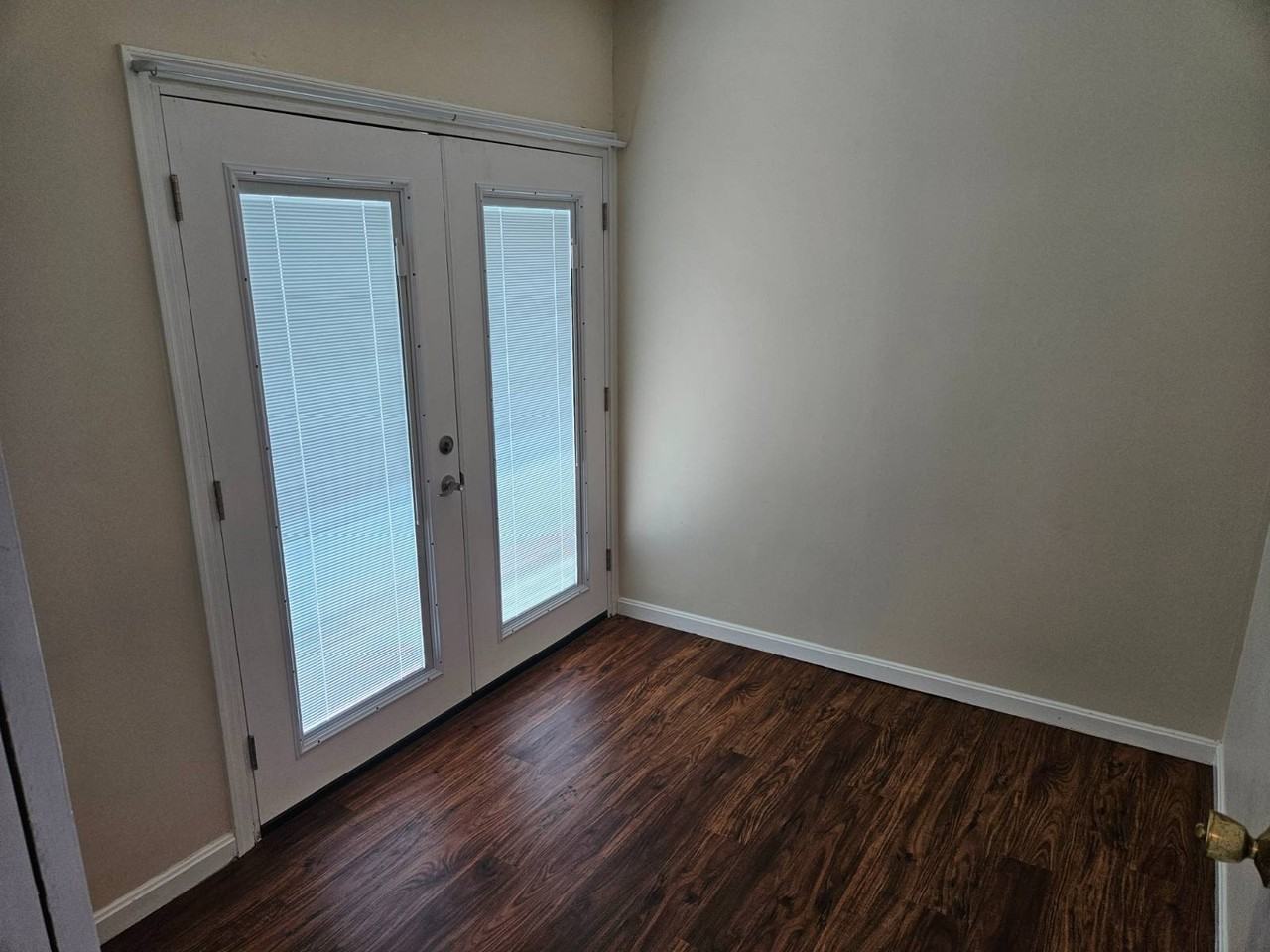 121 E South St - Photo 5 of 7