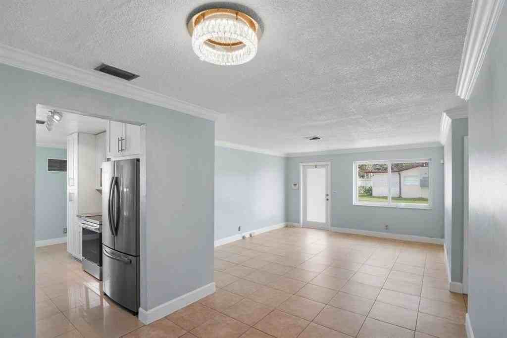 3002 Nw 48th St - Photo 7 of 18