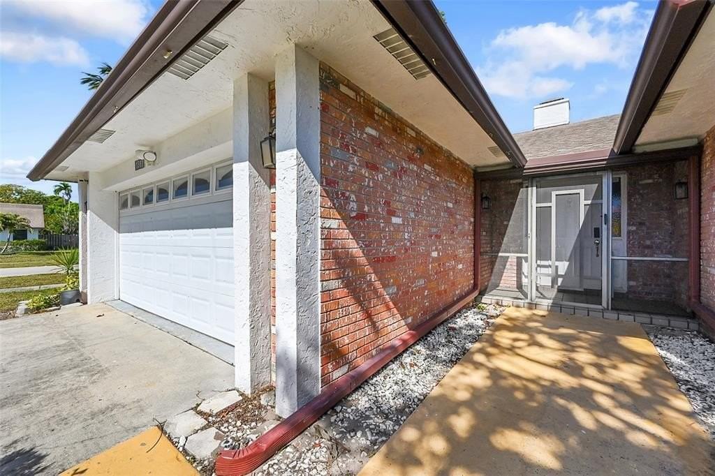 1361 Sw 26th Ave - Photo 5 of 38