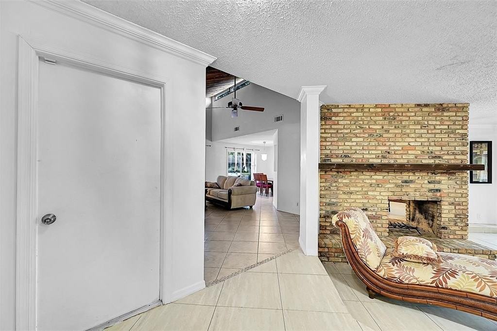 1361 Sw 26th Ave - Photo 7 of 38