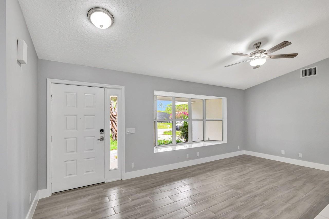 843 Azalea Dr - Photo 4 of 25