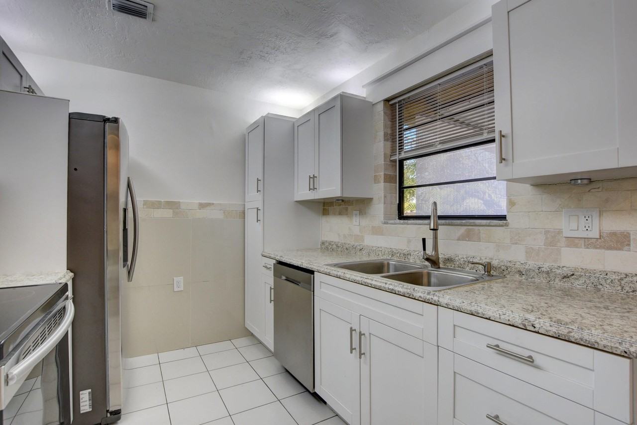 12449 Westhampton Cir - Photo 3 of 19