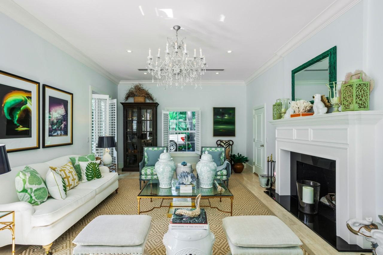 327 Arabian Rd - Photo 2 of 23