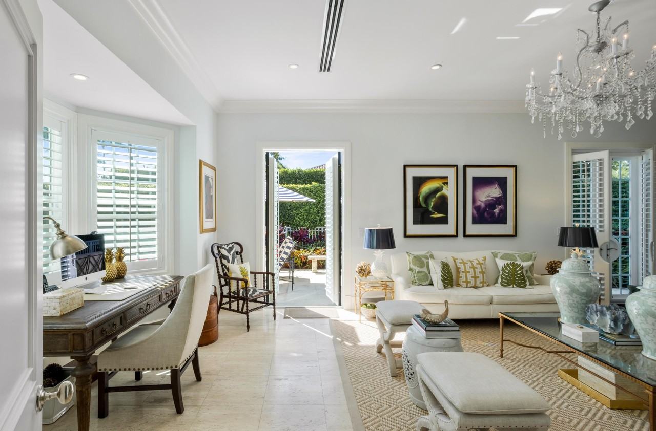 327 Arabian Rd - Photo 3 of 23