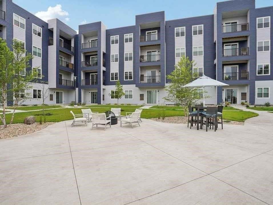 2039 E Springs Dr - Photo 2 of 5