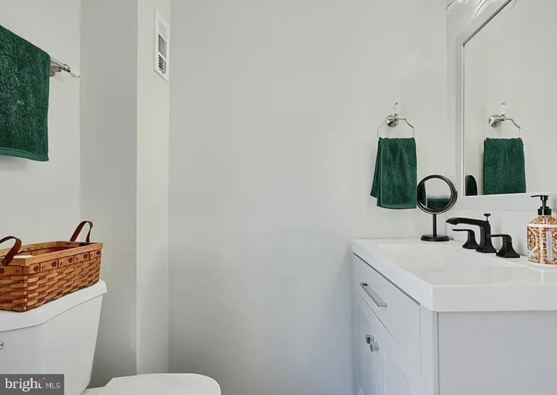 2242 E Fairmount Ave - Photo 2 of 8