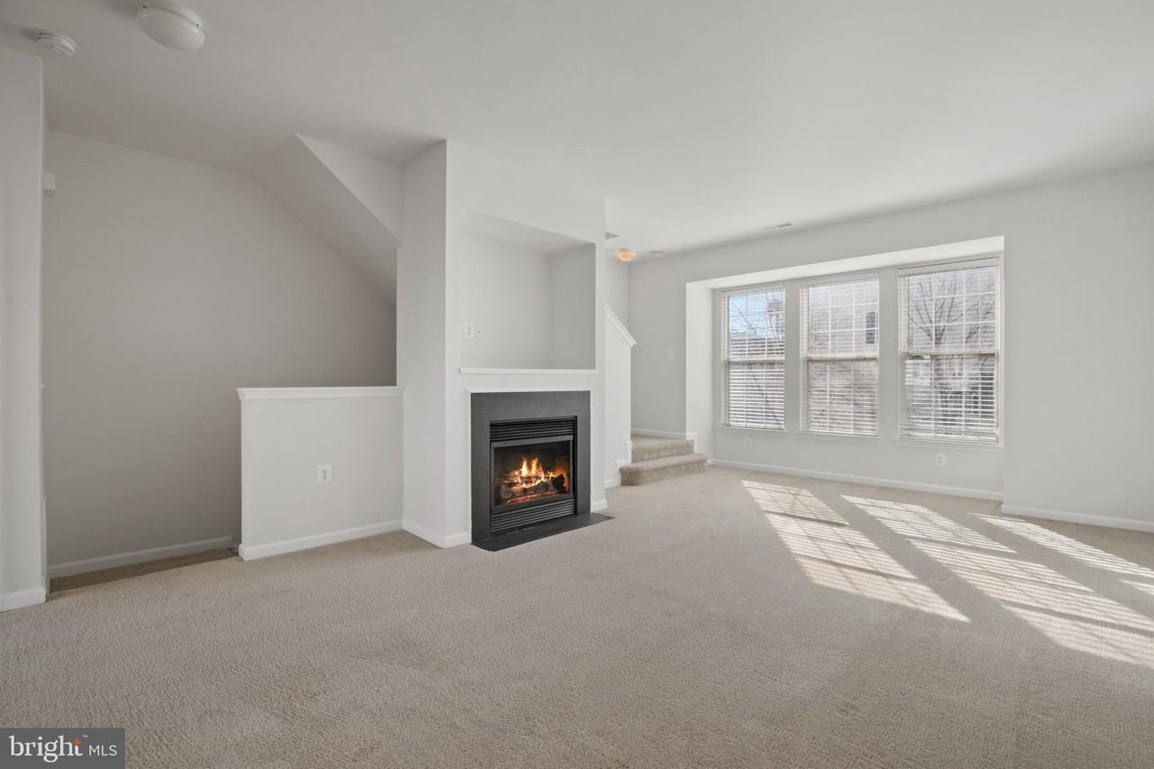 22941 Fontwell Sq - Photo 3 of 35