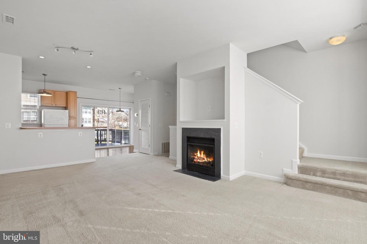 22941 Fontwell Sq - Photo 4 of 35