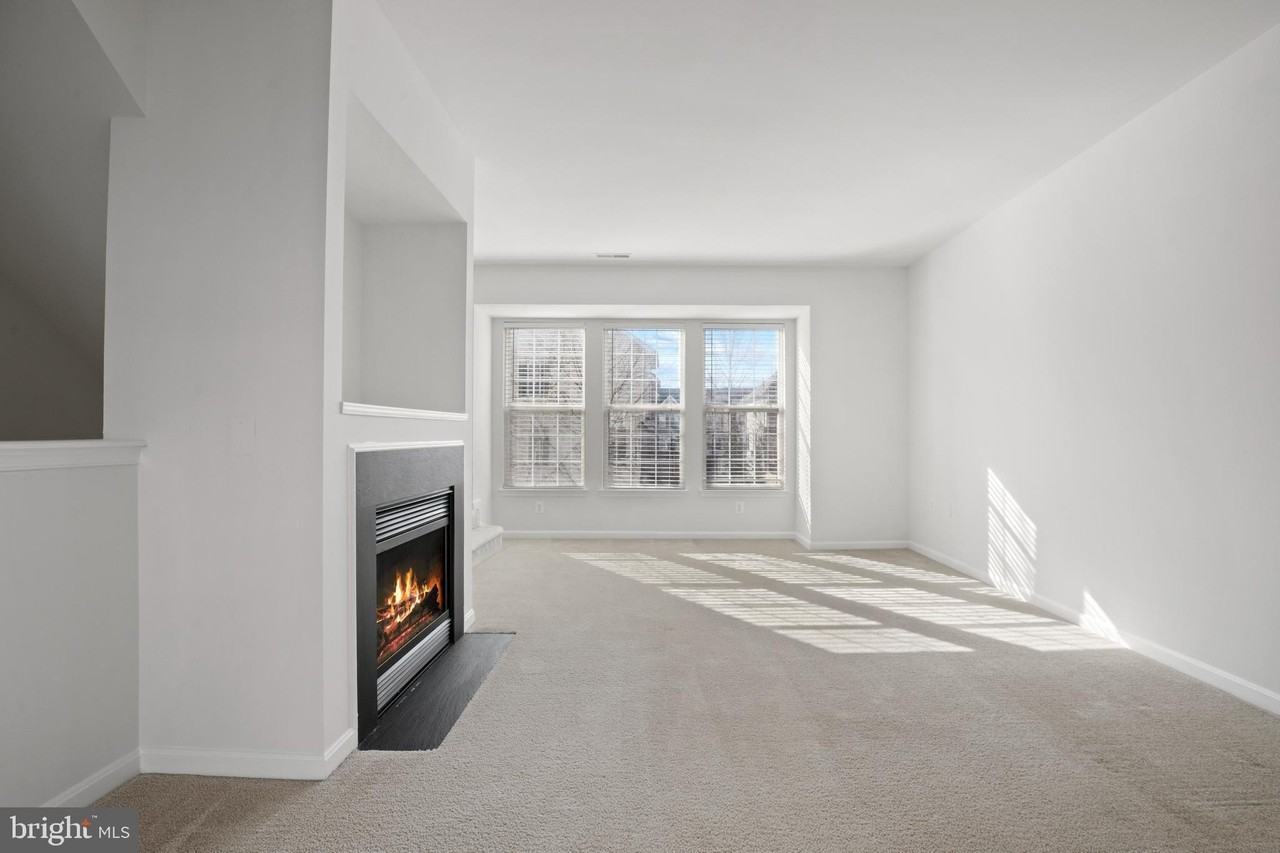 22941 Fontwell Sq - Photo 5 of 35