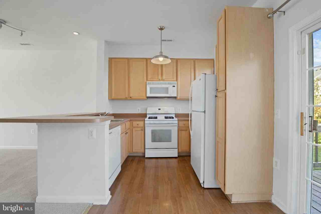 22941 Fontwell Sq - Photo 7 of 35