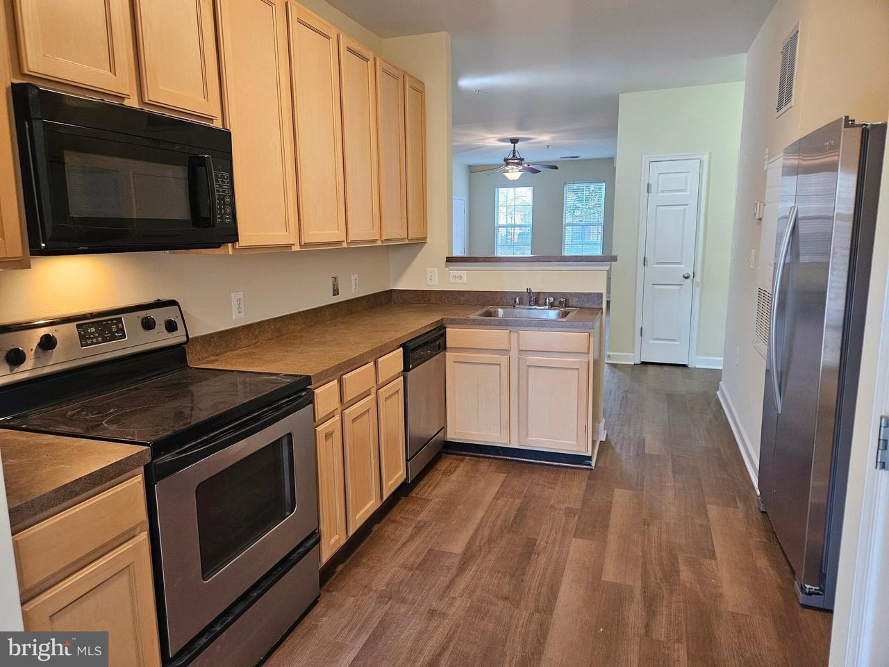 22763 Fountain Grove Sq - Photo 2 of 15