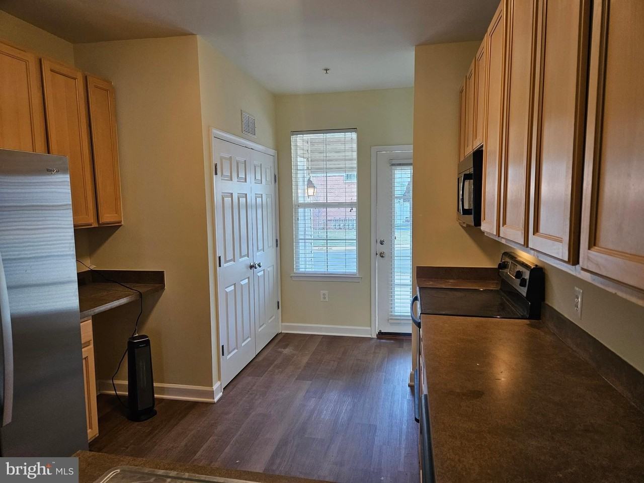 22763 Fountain Grove Sq - Photo 3 of 15