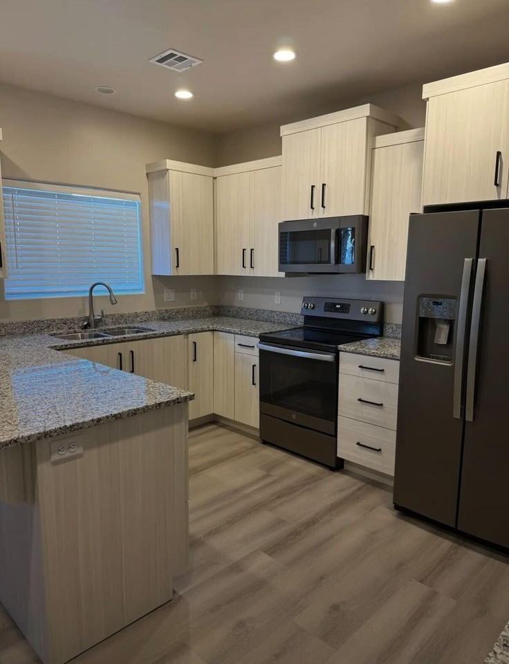 668 E Fiddlers Cove Dr - Photo 3 of 13