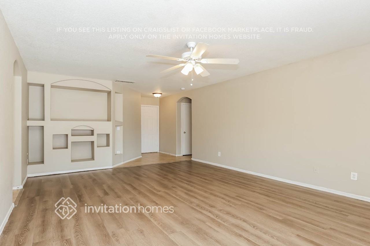 8321 W Avalon Dr - Photo 4 of 17