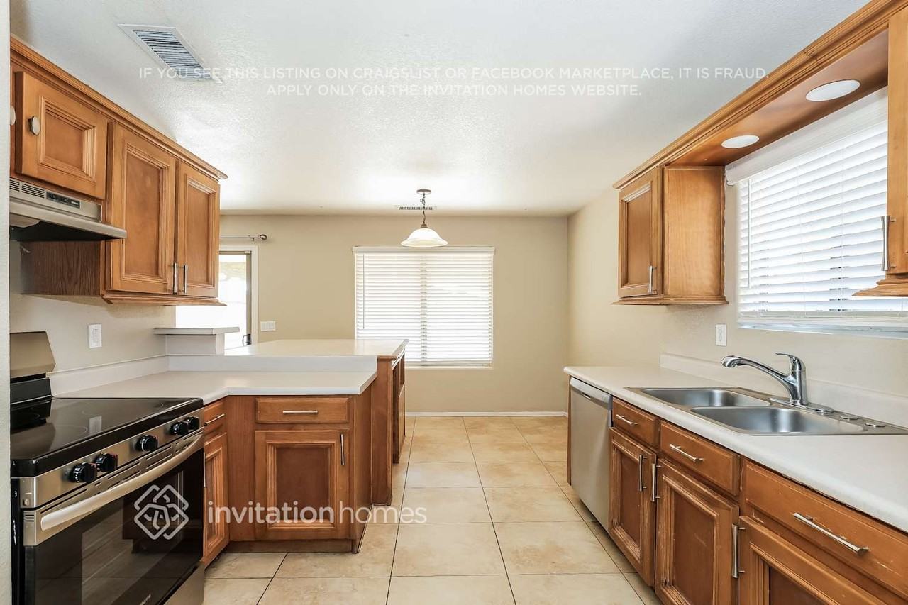 8321 W Avalon Dr - Photo 7 of 17