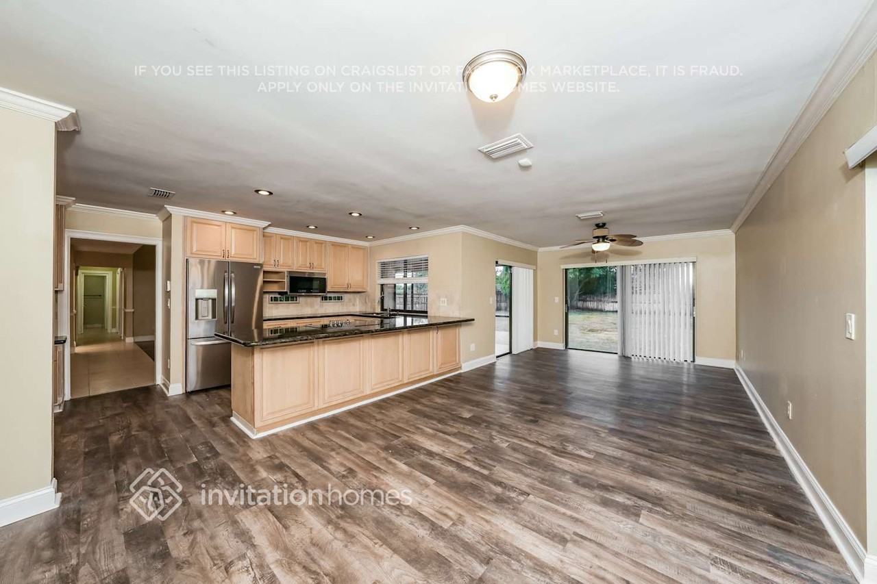 11752 Laurel Valley Cir - Photo 5 of 17