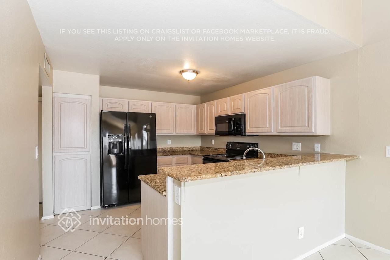 10037 W Montecito Ave - Photo 6 of 18