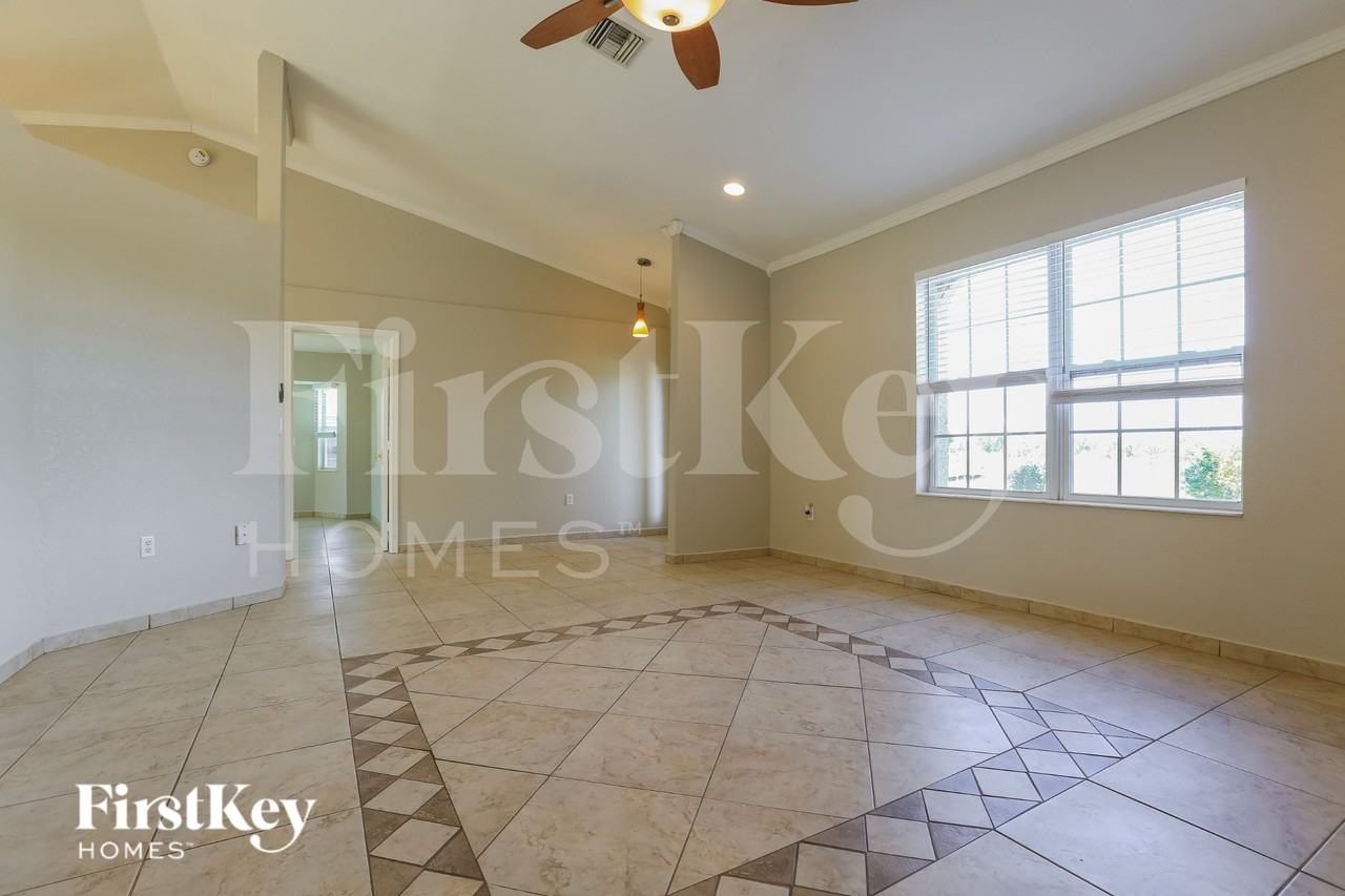 154 Waldo St - Photo 3 of 18