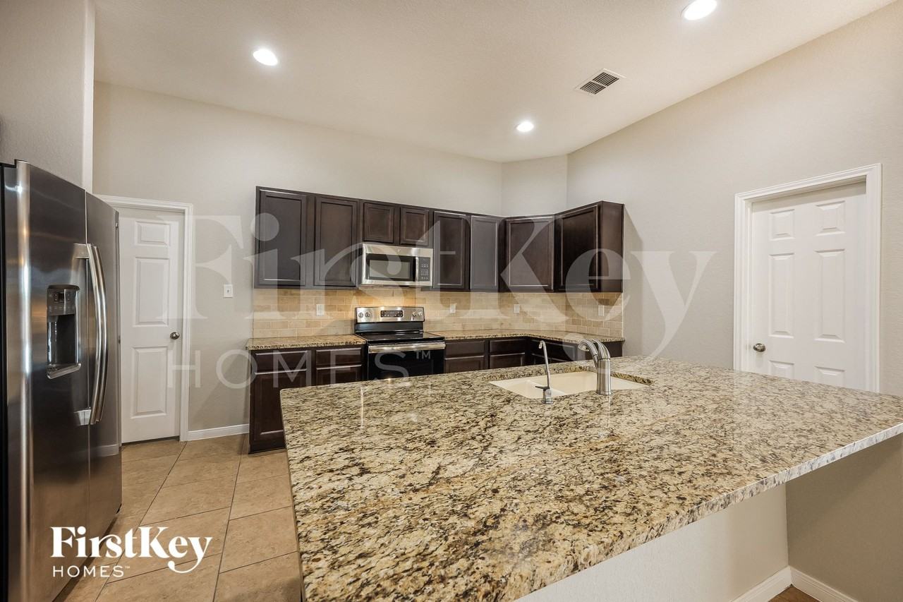 8909 Palmetto Park - Photo 5 of 14