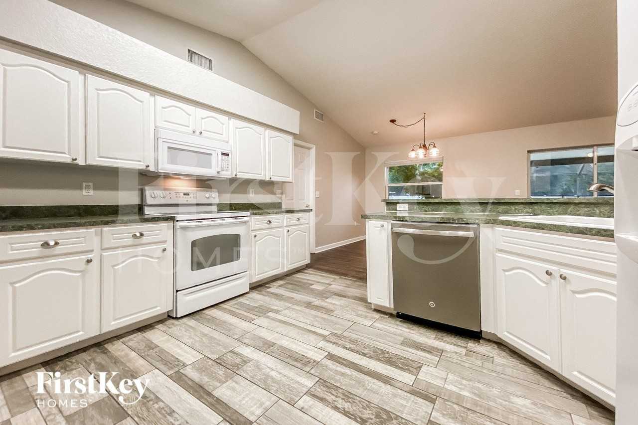 6351 Hampton Pointe Cir - Photo 7 of 15