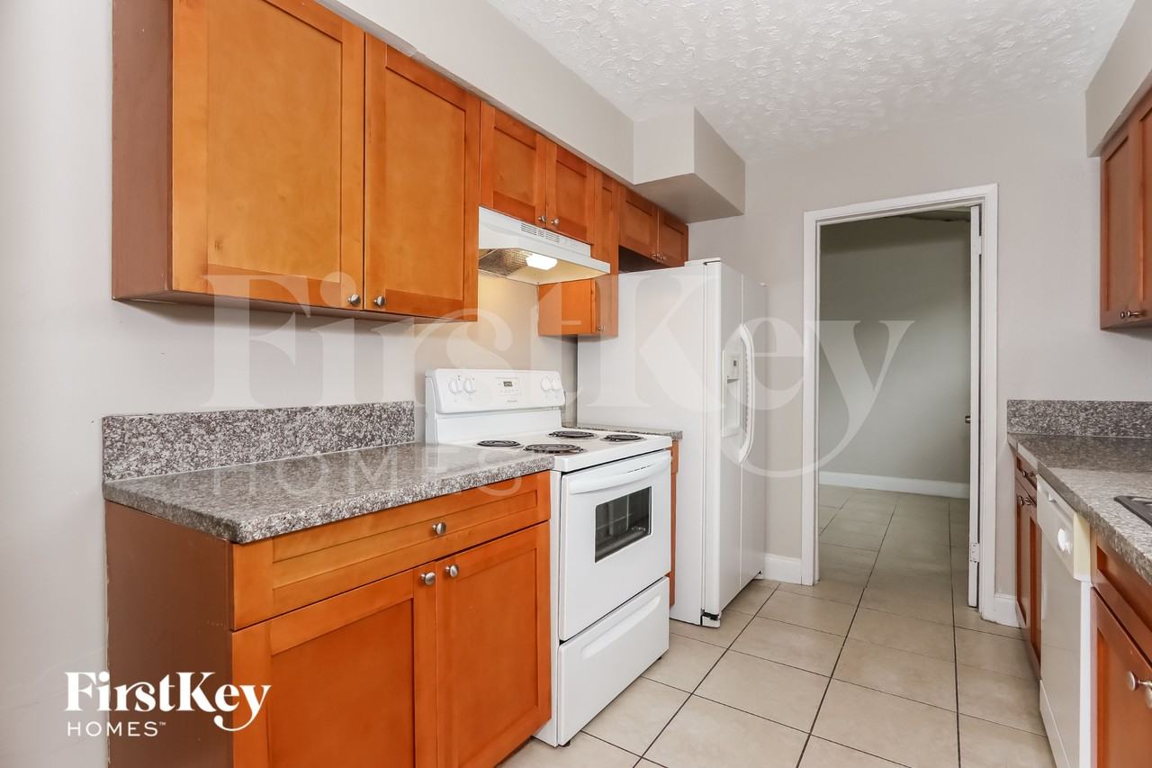 6331 Southgate Blvd - Photo 4 of 15