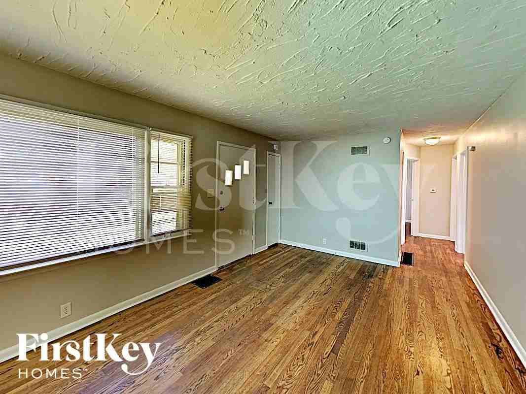 6108 Bettcher Ave - Photo 3 of 15