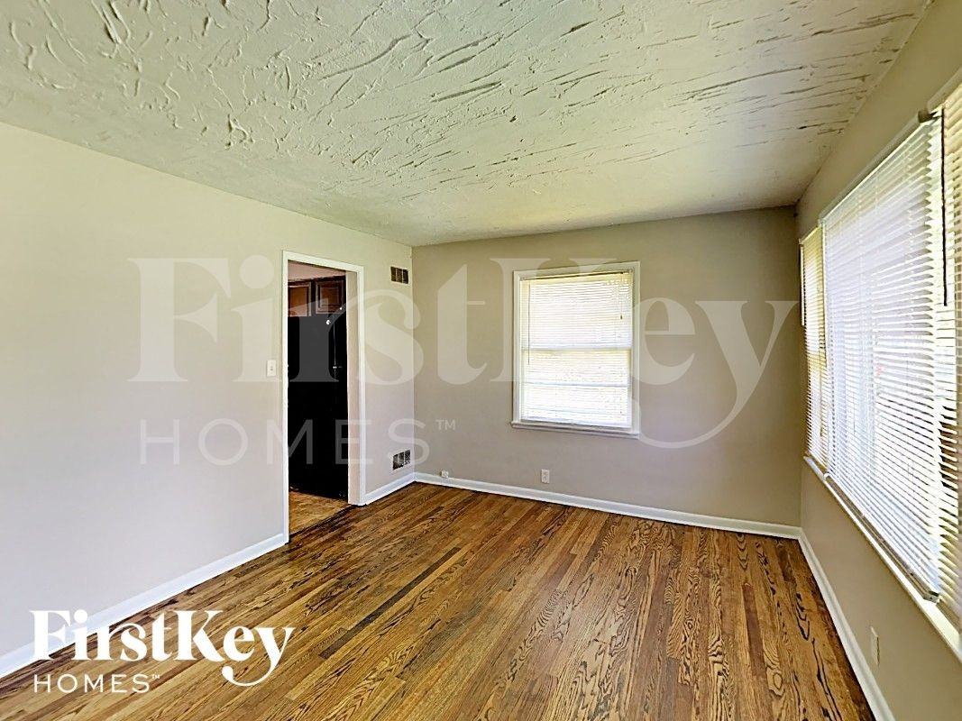 6108 Bettcher Ave - Photo 4 of 15