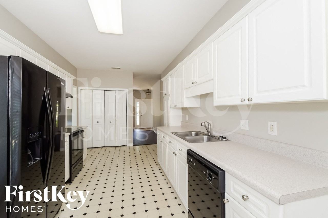 5749 Marchester Cir - Photo 6 of 15