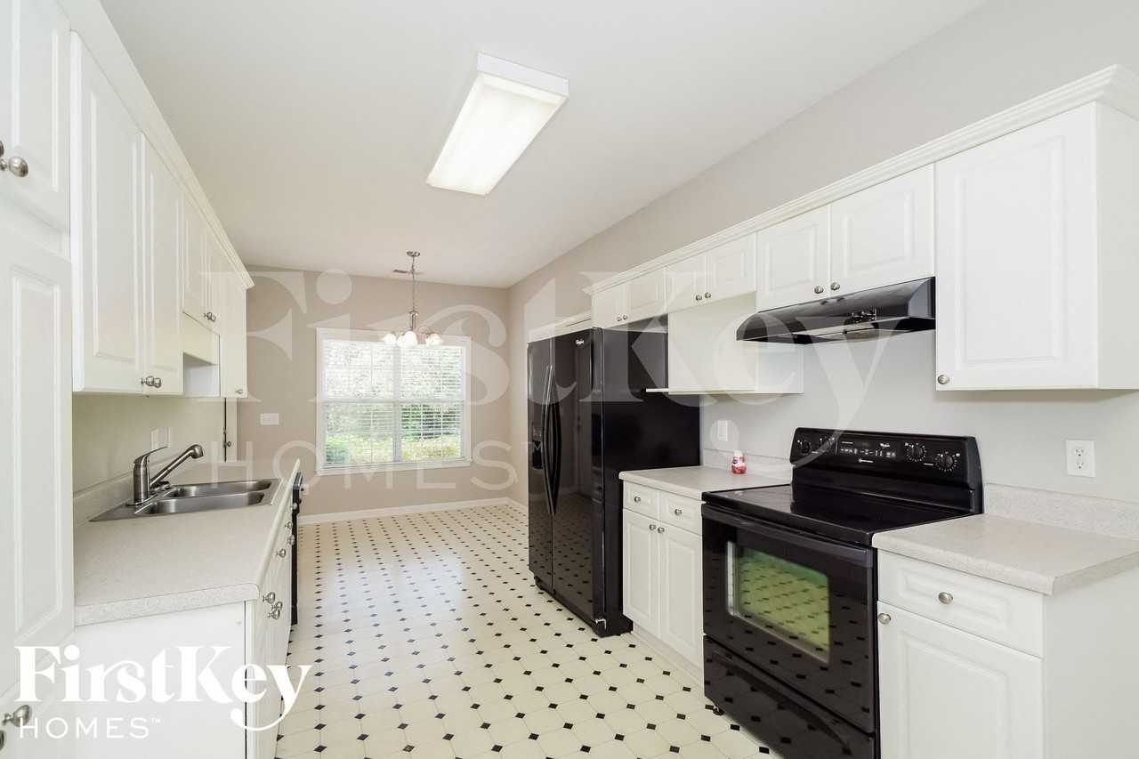 5749 Marchester Cir - Photo 7 of 15