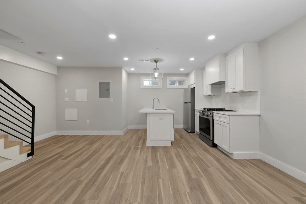 160 Webster St - Photo 3 of 25