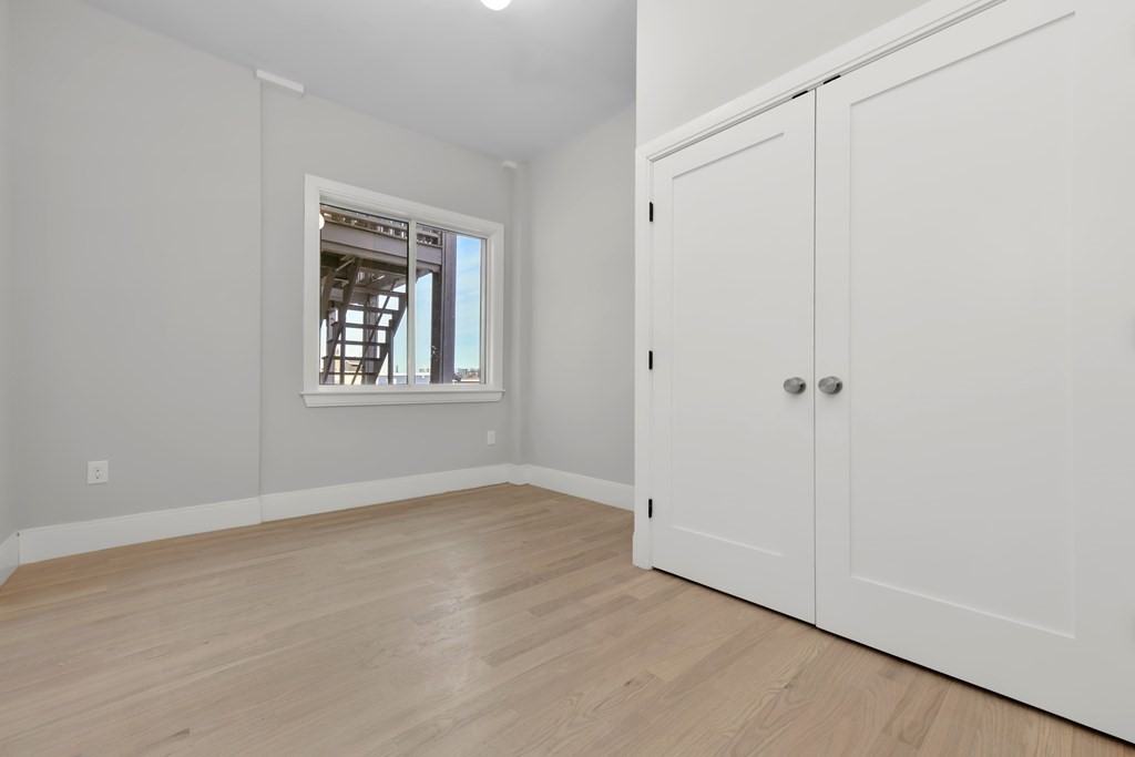 160 Webster St - Photo 4 of 25